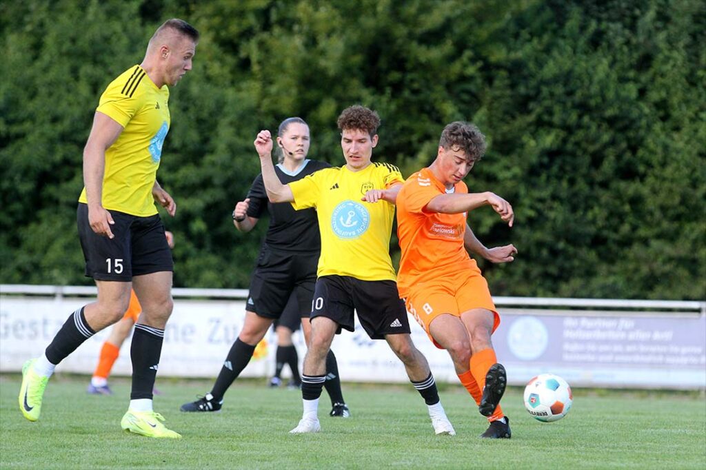Fabian Feißt (TSV Altenholz) gegen Moritz Scholz (re., SVG Pönitz). Links Niklas Kessler. © 2025 Ismail Yesilyurt