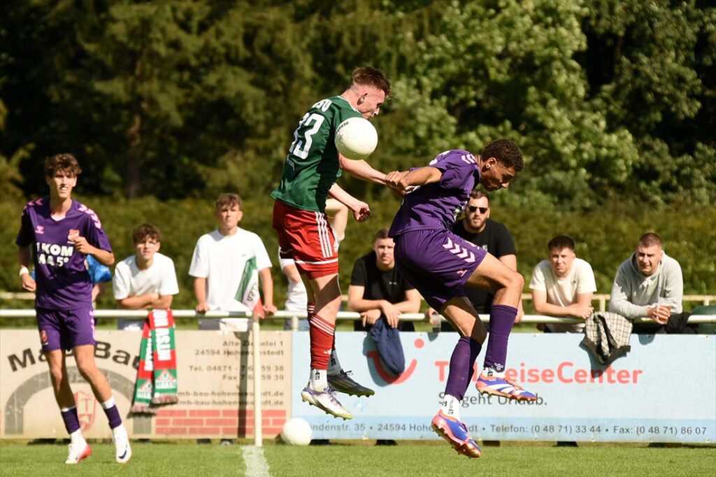 Felix Ploog (MTSV) gegen Jens Wollesen (re., Eichede). © 2025 Olaf Wegerich
