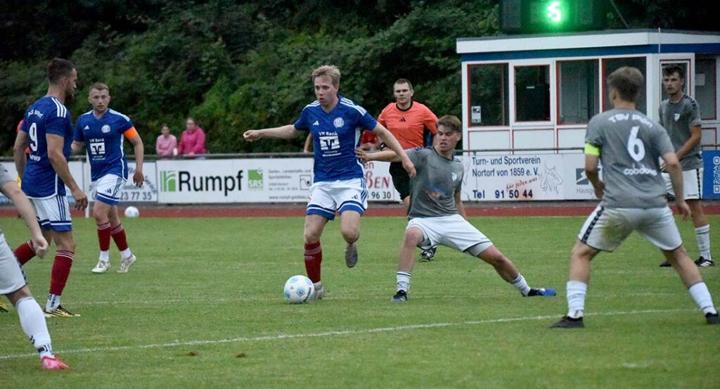 Finn Spalding (Nortorf), hier gegen Jakob Reimannsteiner (Plön), zeigte starke Dribblings. © 2025 Olaf Wegerich
