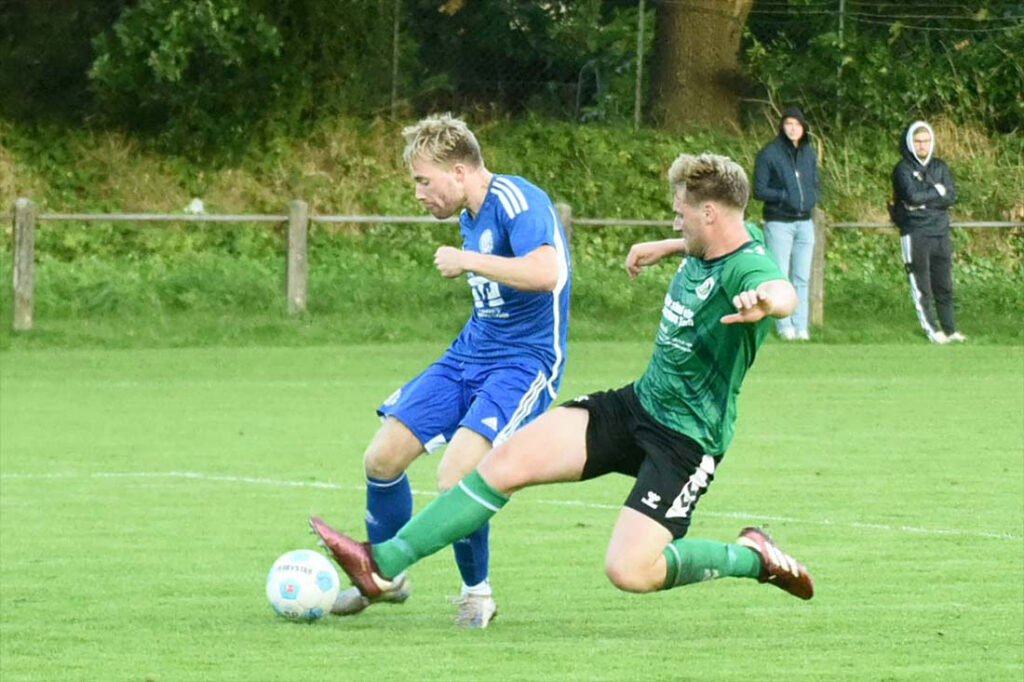 Finn Spalding trifft zum Endstand von 4-0 für Nortorf gegen den FC Burg. © 2025 Olaf Wegerich