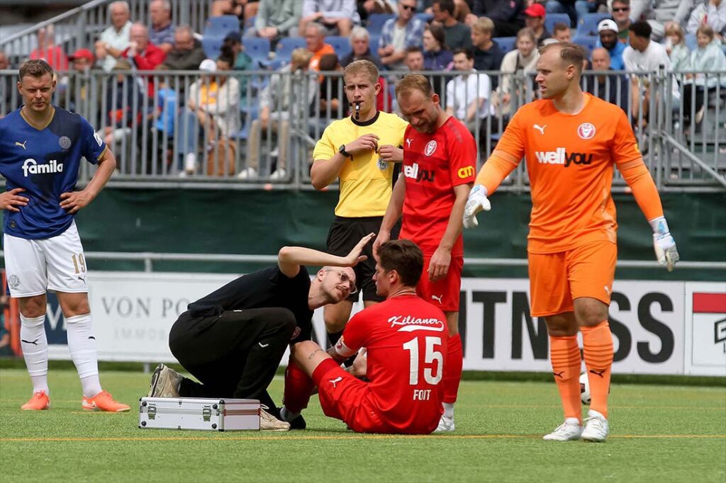 Florian Foit (Kilia Kiel) musste gegen Holstein Kiel II verletzt raus. © 2025 Ismail Yesilyurt