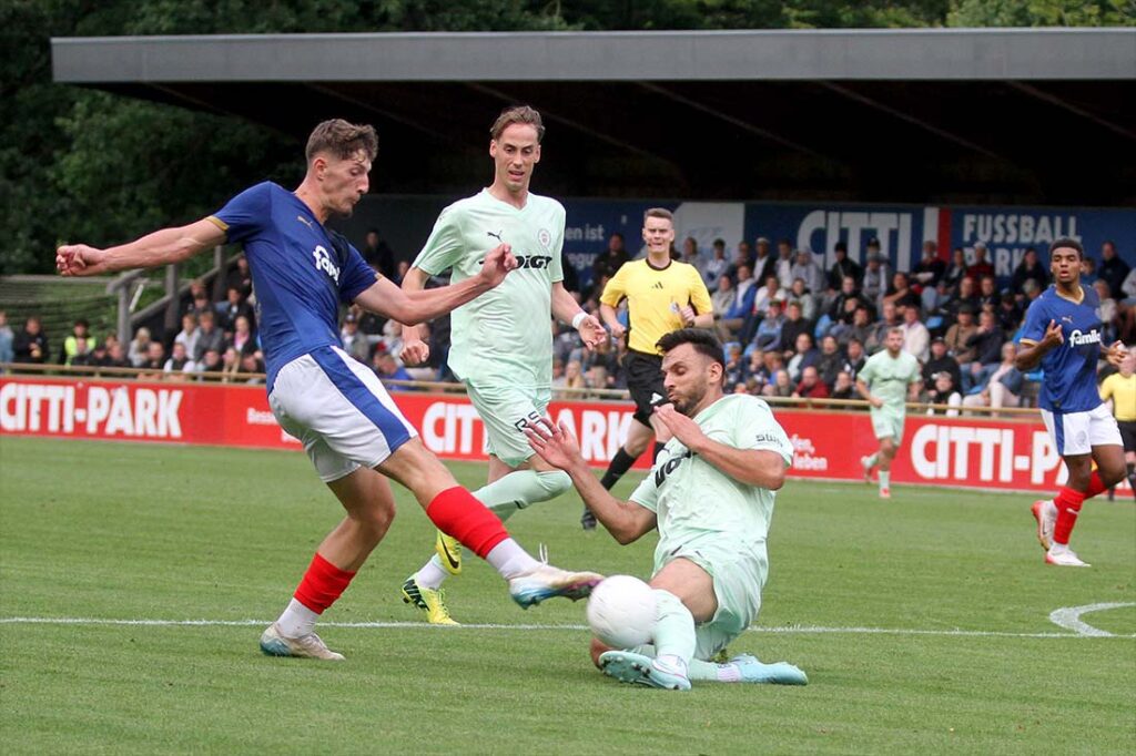 Geart Latifi (PSV Neumünster) klärt im letzten Augenblick vor Hamza Muqaj (Holstein Kiel II). © 2025 Ismail Yesilyurt
