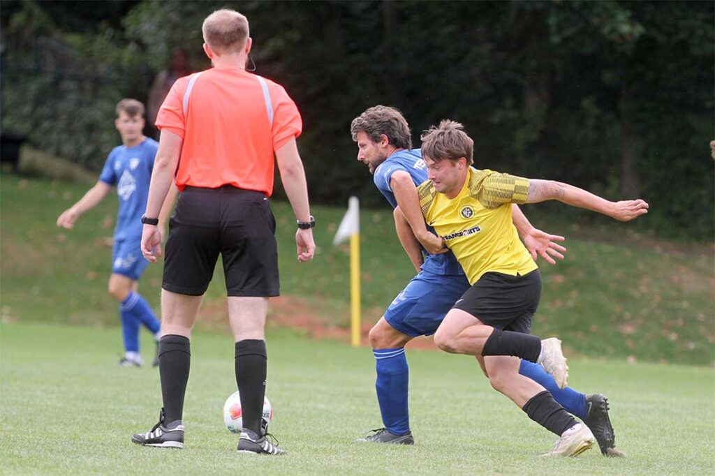 Geschickt im Zweikampf - Sören Balk (TSV Plön) hält sich Mats Böttcher (Wiker SV) vom leib. © 2025 Ismail Yesilyurt