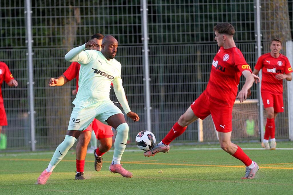 Grady Zinkondo (li., PSV Neumünster) gegen Marvin Müller (Kilia Kiel). © 2025 Ismail Yesilyurt