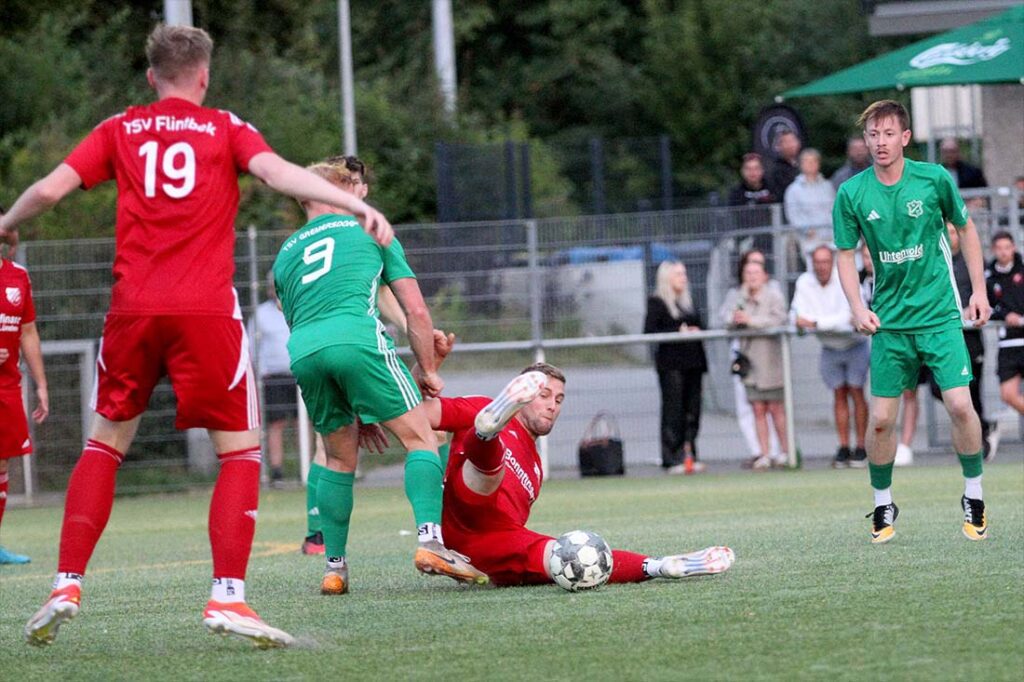 Großartiger Einsatz vom TSV Flintbek in Hälfte zwei - hier von Lukas  Dagga. © 2025 Ismail Yesilyurt
