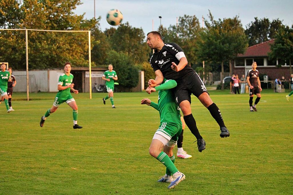 Großartiger Kampf der Audorfer - wie hier von Marcel Czaja (in Schwarz) gegen Julian Lewin (Todenbüttel). Archivfoto © 2025 Tina Grage-instagram-tinagrafiert