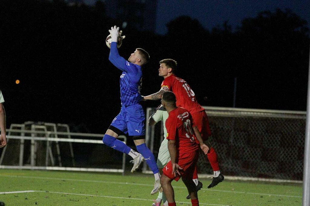 Guter Keeper - Tilman Körtzinger (PSV Neumünster), hier gegen Florian Foit (Kilia Kiel), hielt, was zu halten war. © 2025 Ismail Yesilyurt