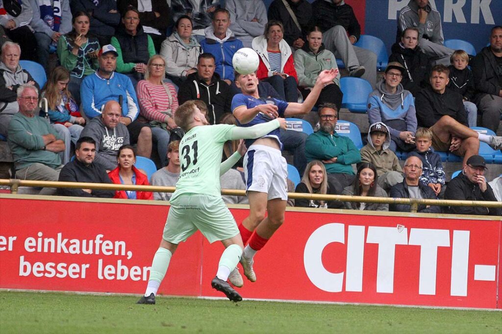 Hamza Muqaj (Holstein Kiel II) gewinnt das Kopfballduell gegen Calvin Ehlert (PSV Neumünster). © 2025 Ismail Yesilyurt