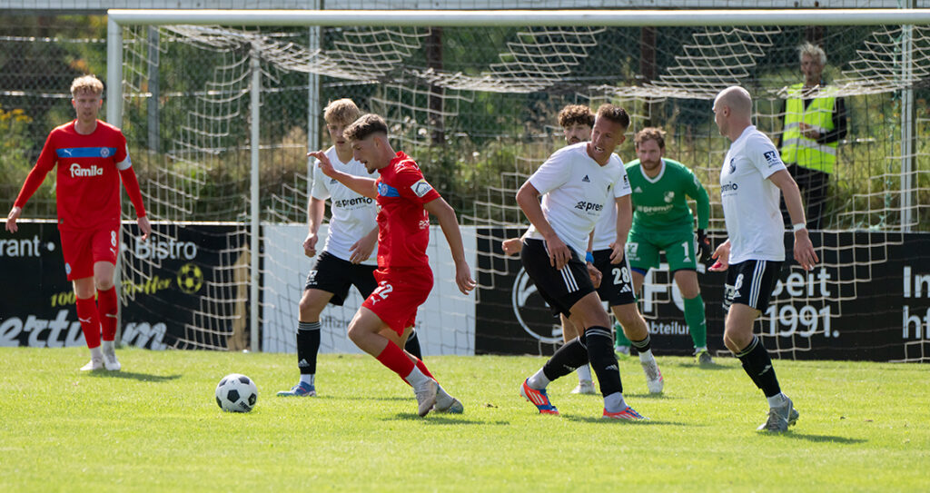 Hamza Muqaj (Holstein Kiel II) sucht die Lücke in der Heider Defensive. © 2025 Volker Schlichting