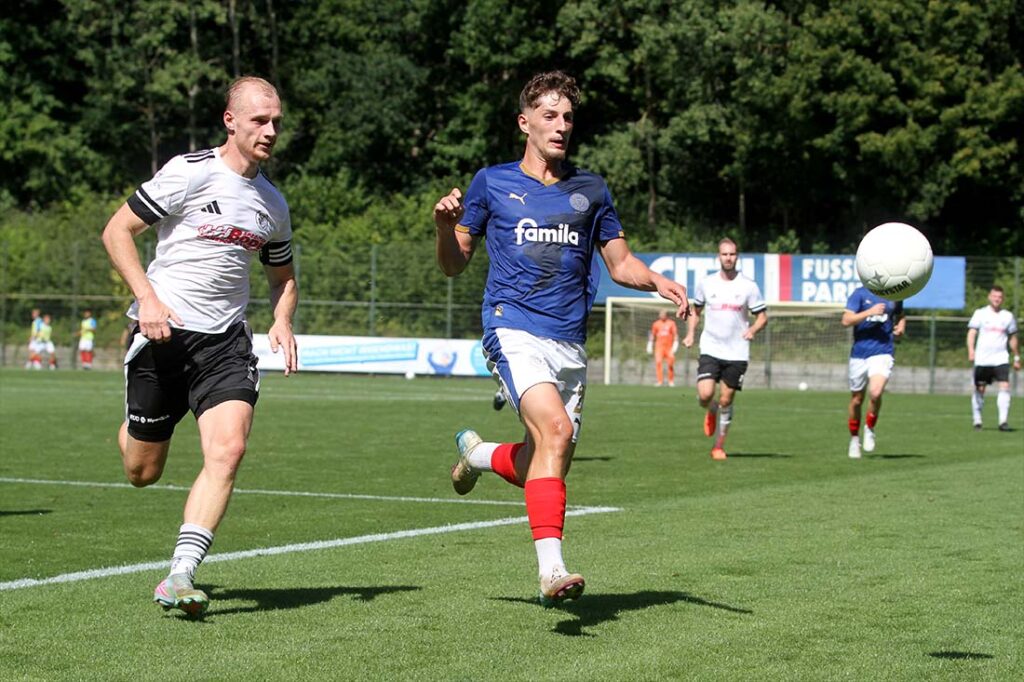 Hamze Muqaj (Holstein Kiel) ist vor Paul Treichel (Preußen reinfeld) am Ball. © 2025 Ismail Yesilyurt