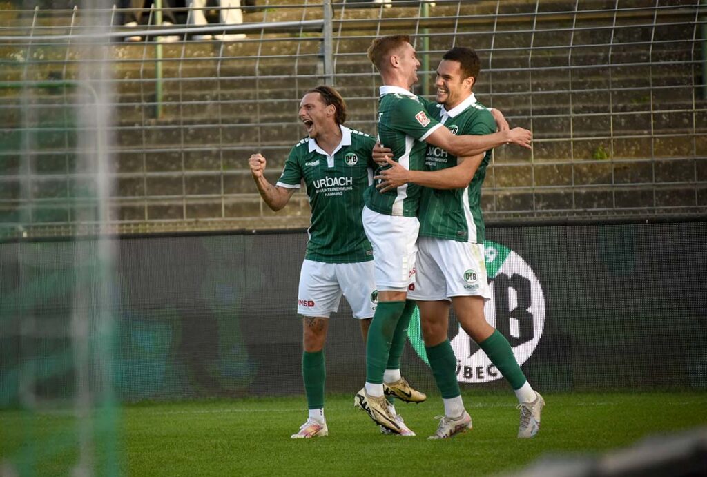 Istefo, Albrecht und Verinac bejubeln den Führungstreffer. © 2025 Olaf Wegerich