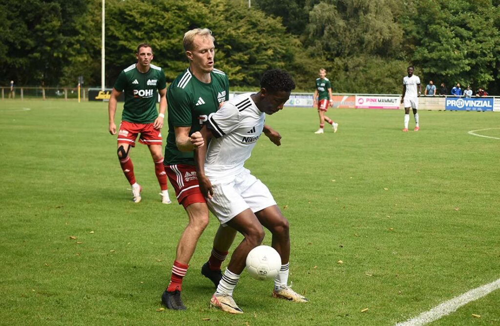 Jan Nötzelmann (MTSV) gegen Mansour Bamba (Phönix II). © 2025 Olaf Wegerich