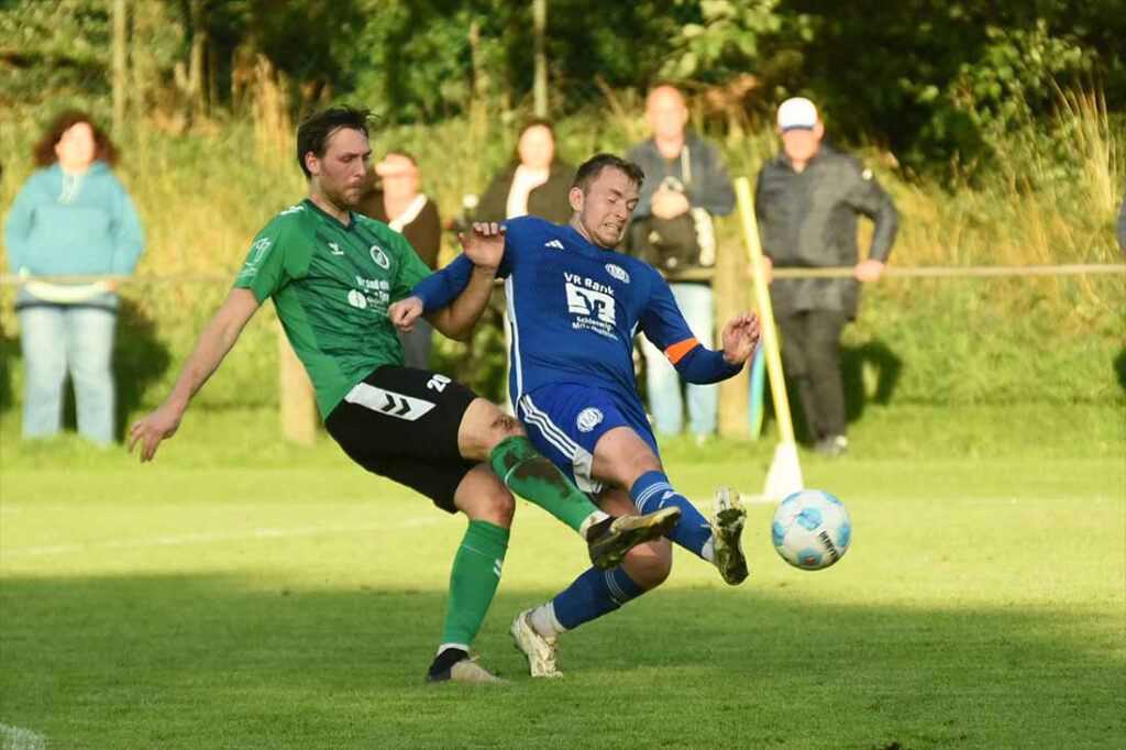 Jan Ole Butzek (li., FC Burg) gegen Mats Behrens (TuS Nortorf). © 2025 Olaf Wegerich