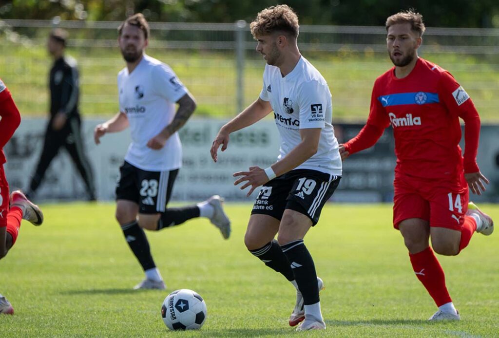 Jannis Hinz (Heider SV) verfolgt von Cengizhan Koc (Holstein Kiel II). © 2025 Volker Schlichting