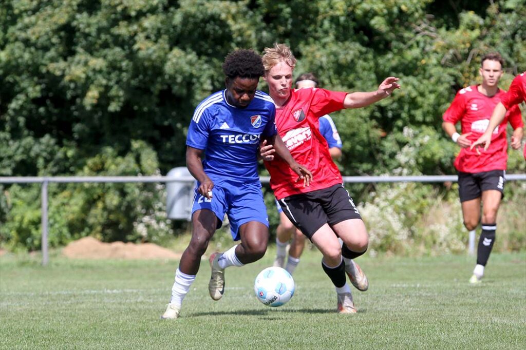 Joel Prempeh (SpVg Eidertal Molfsee) gegen Kevin Hentzsch (TSV Kropp). © 2025 Ismail Yesilyurt