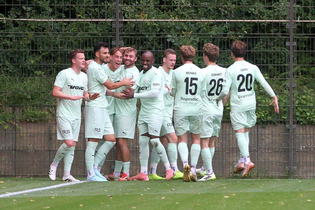 Jubel an der Eckfahne beim PSV Neumünster nach dem 1:1. © 2025 Ismail Yesilyurt