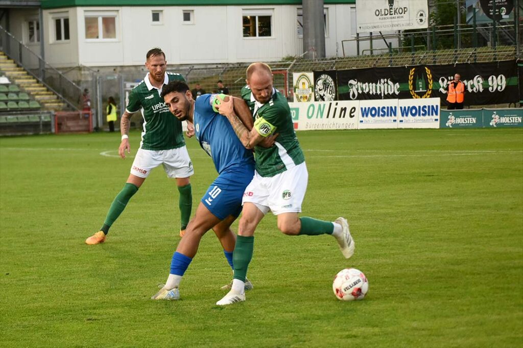 Kasra Ghawilu (Jeddeloh) gegen Marvin Thiel (VfB Lübeck). © 2025 Olaf Wegerich