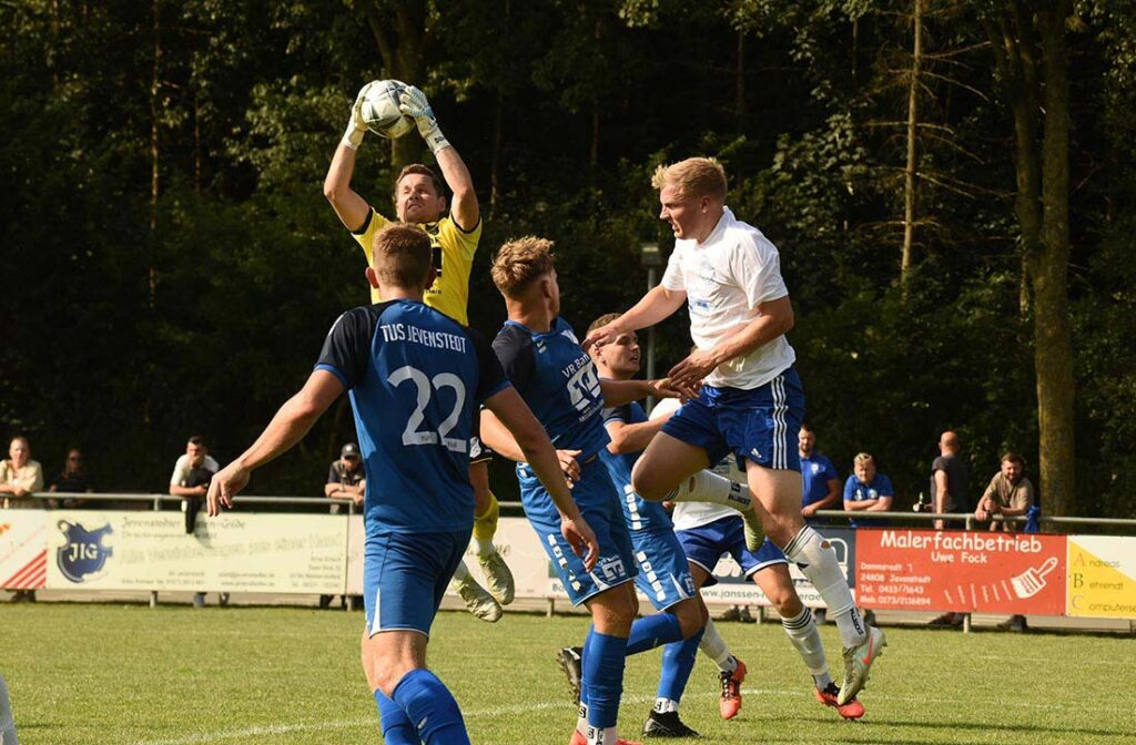 Keeper Daniel Jaromin und der TuS Jevenstedt leisten viel Gegenwehr. © 2025 Olaf Wegerich