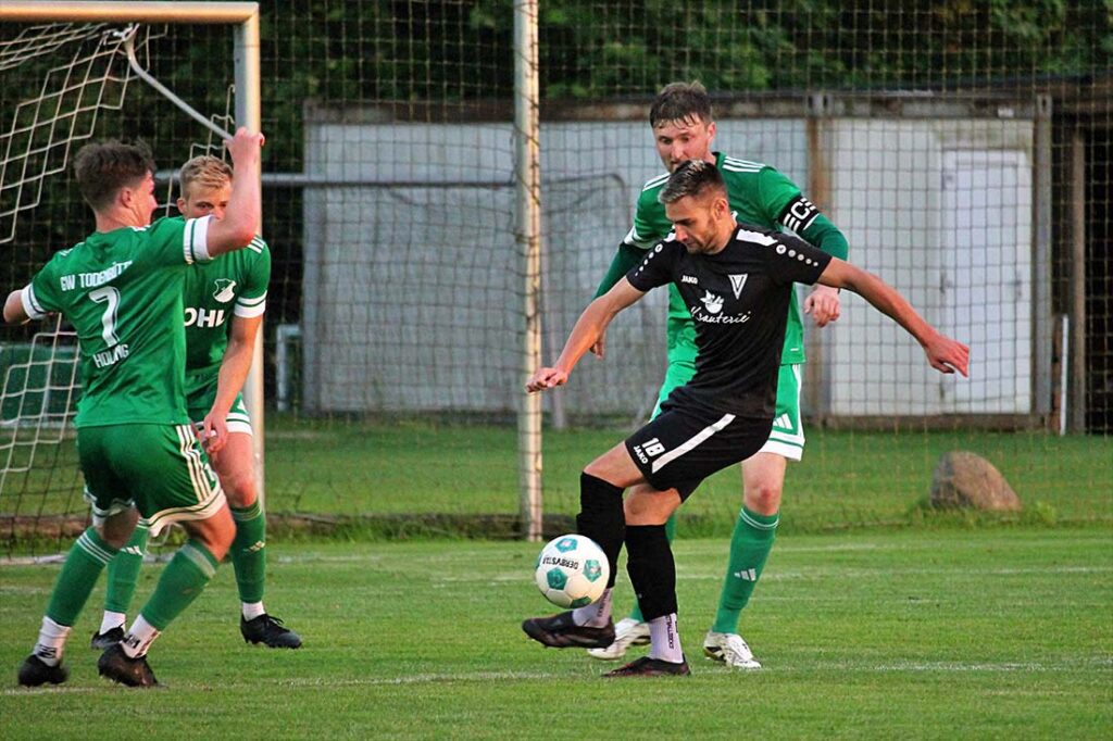 Kevin-Miles Wardin (Vineta Audorf) zwischen Lasse Holling (li.) und Fenn-Ole Zauter (GW Todenbüttel). © 2025 Tina Grage/instagram: tinagrafiert
