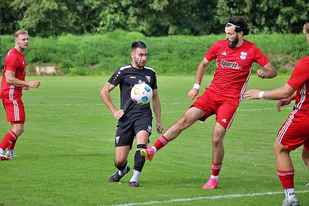 Kevin-Miles Wardin (li., Vineta Audorf) gegen Berat Güler (Fortuna Glücksstad). © 2025 Tina Grage/instagram: tinagrafiert