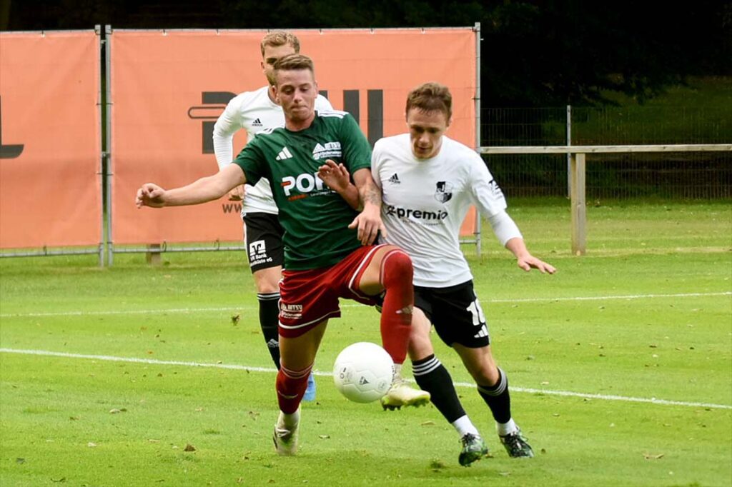 Killian Pingel (MTSV) im Duell mit Helge Kröger (Heide). © 2025 Olaf Wegerich