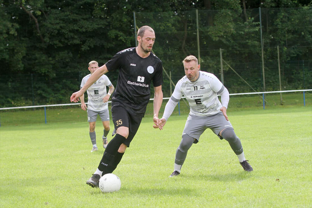 Kim-Luca Matz (li., Suchsdorfer SV) Simon Rothermund (Preetzer TSV).. © 2025 Ismail Yesilyurt