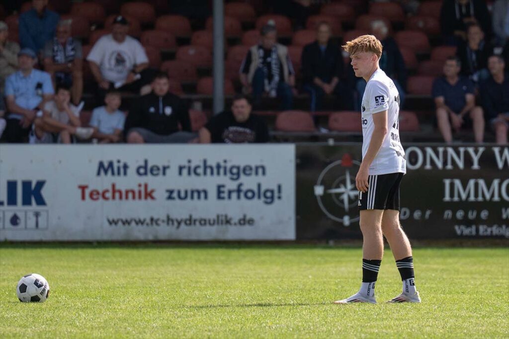 Konzentration bei Mathis Harms (Heider SV) auf die Flanke, die gleich Jonas Gieseler zum 1-0 erreichen wird. © 2025 Volker Schlichting
