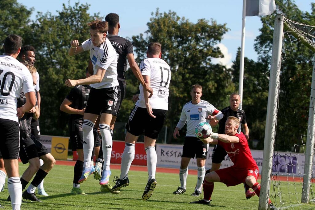 Lasse Deblitz (MTV Dänischenhagen) boxt den Ball raus undhält sein zu null gegen den Kieler MTV. © 2025 Ismail Yesilyurt