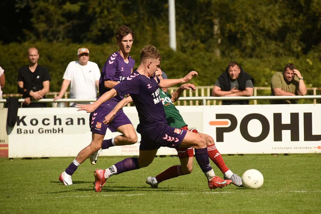 Leon Tonder (Eichede) gegen Kjell Knaak (in grün, MTSV). © 2025 Olaf Wegerich