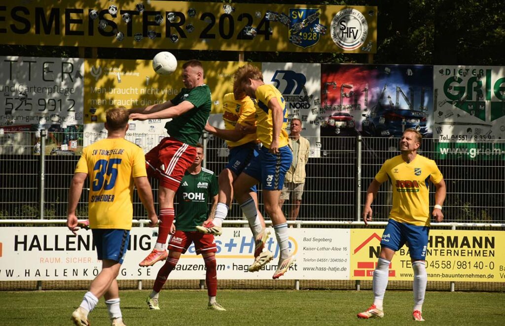 Lucca Ubben (MTSV) im Kopfballduell mit Tyler Körting (Todesfelde). © 2025 Olaf Wegerich