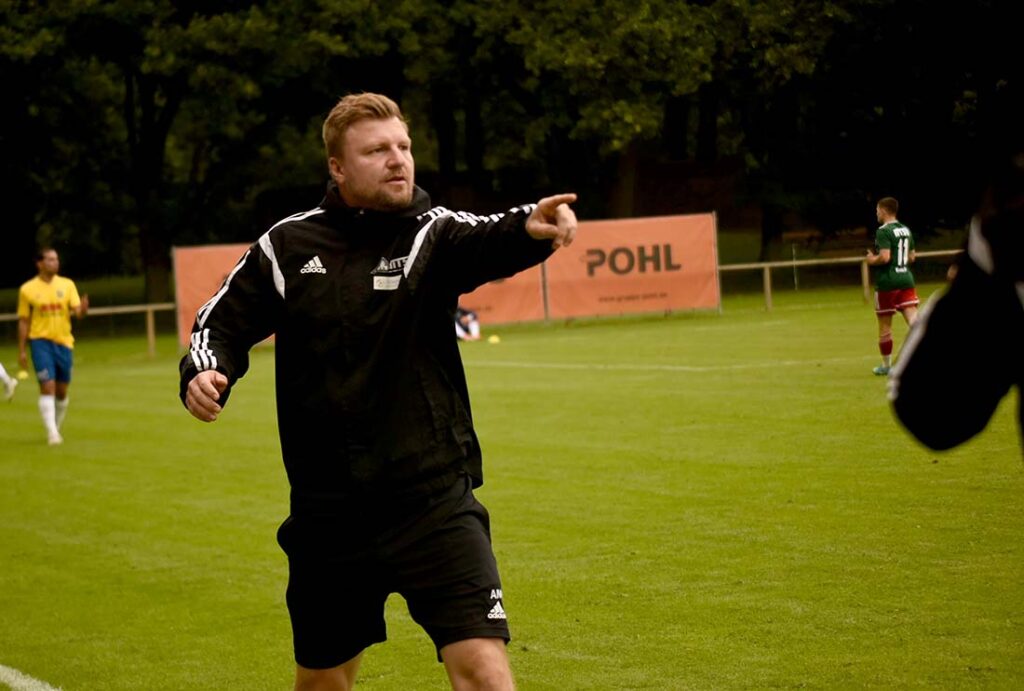 MTSV-Coach Arend Müller erwartet einen völlig offenen Spielausgang. © 2025 Olaf Wegerich