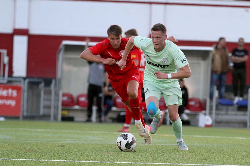 Marvin Ehlert (PSV Neumünster) verfolgt von Jannis Voß (Kilia Kiel). © 2025 Ismail Yesilyurt