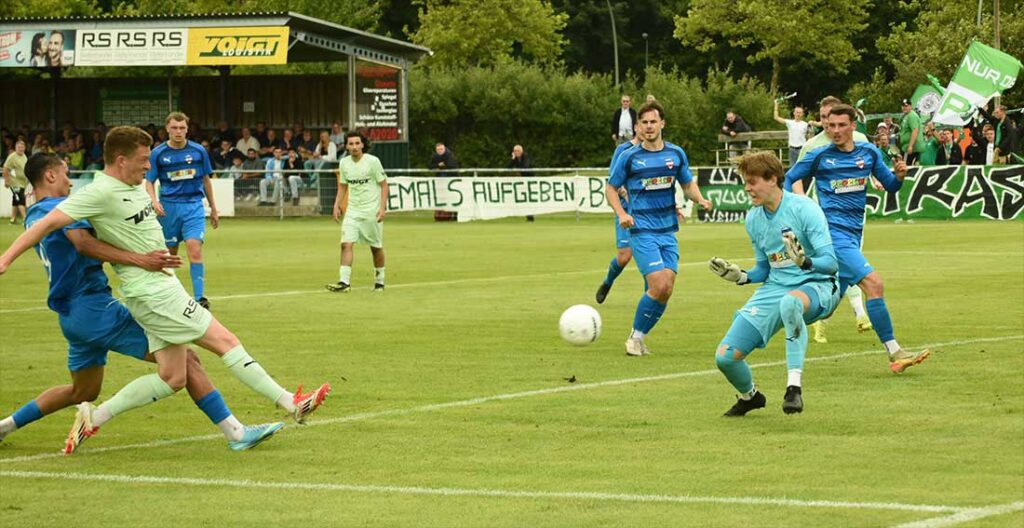 Marvin Ehlert trifft hart bedrängt von Santino Laubinger (Inter Türkspor Kiel) im Nachschuss zum 2:0 für den PSV. © 2025 Olaf Wegerich