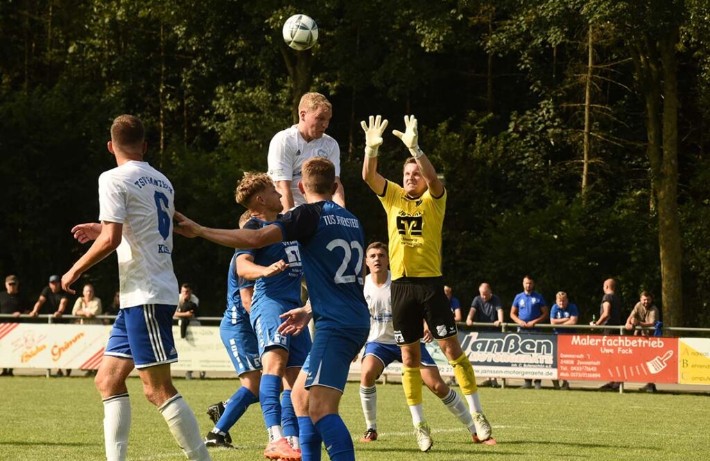 Marvin Matthiesen  (Rantrum) steigt hoch doch Daniel jeromin (Jevenstedt) kann den Ball abfangen. © 2025 Olaf Wegerich