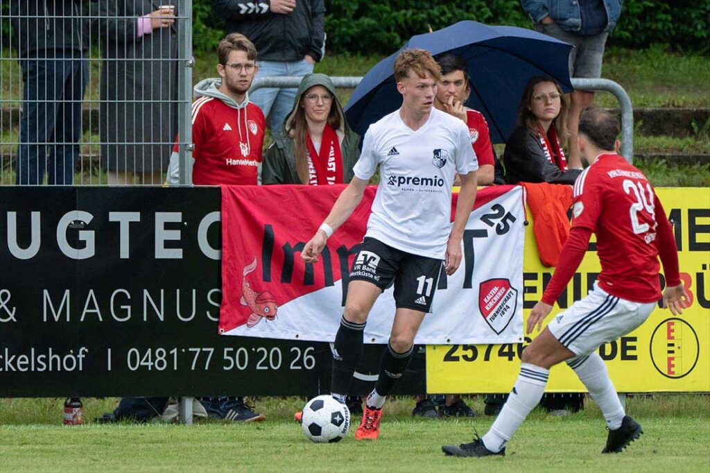Mathis Harms (Heider SV) war wieder gut drauf und hier gegen Görkem Güvenir (Kaltenkirchener TS) auf der Suche nach einem Mitspieler. © 2025 Volker Schlichting