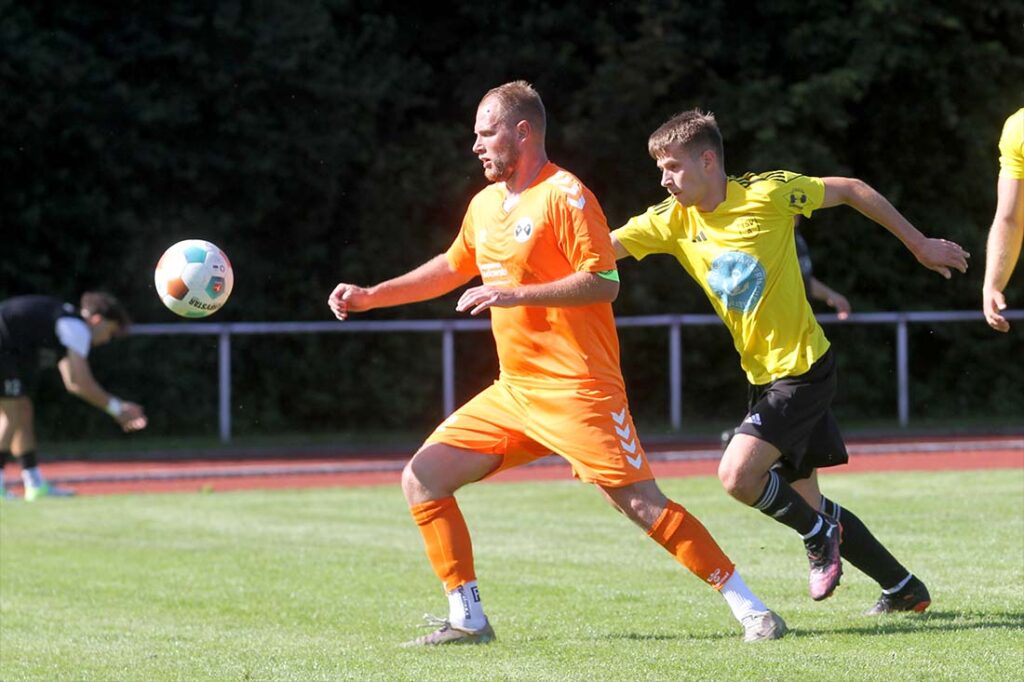 Mats Ellwanger (TSV Altenholz) verfolgt Justin Toth (SVG Pönitz. © 2025 Ismail Yesilyurt
