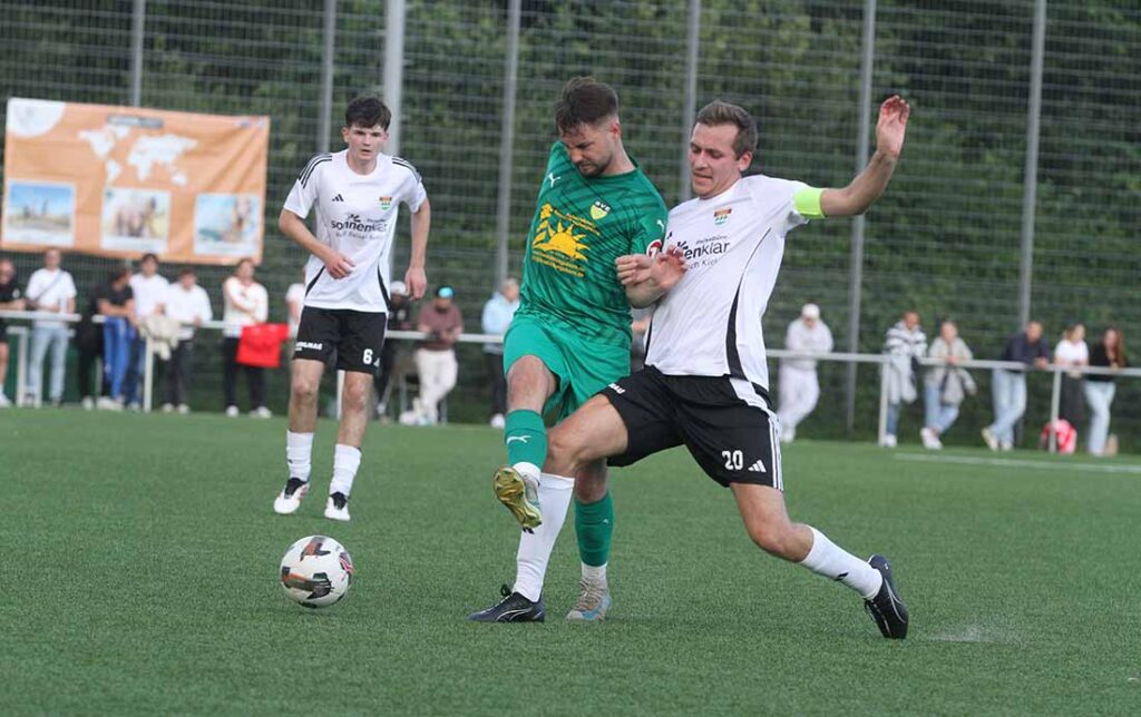 Mats Hencke (TSV Kronshagen) organisierte seine Abwehr auch gut. Hier klärt der Abwehrchef gegen Maurice Knutzen (li., SVE Comet Kiel). © 2025 Ismail Yesilyurt