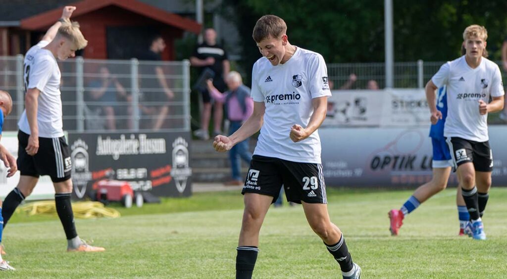 Mats Schaller (Heider SV) nach seinem ersten Oberliga-Tor in seiner noch jungen Karriere. © 2025 Volker Schlichting