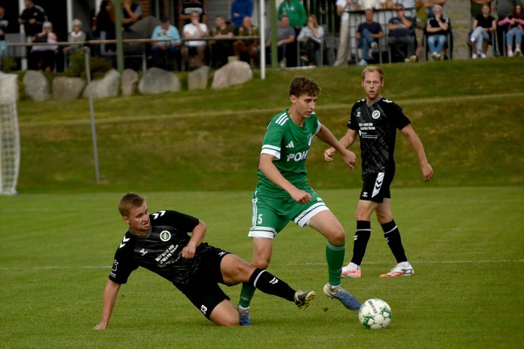 Melvin Töning (FC Burg) gegen Maxi Lüdtke (Todenbüttel). © 2025 Olaf Wegerich.JPG