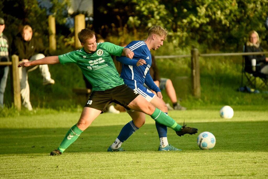 Melvin Tönsing (li., FC Burg) gegen Joris Scherbath (TuS Nortorf). © 2025 Olaf Wegerich