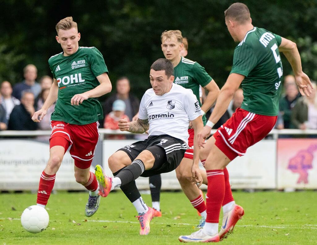 Mika Kieselbach (Heider SV) ist im Fokus von gleich drei MTSVern - Felix Ploog (li.), Tim Sienknecht und Henrik Schnoor (re.). © 2025 Volker Schlichting