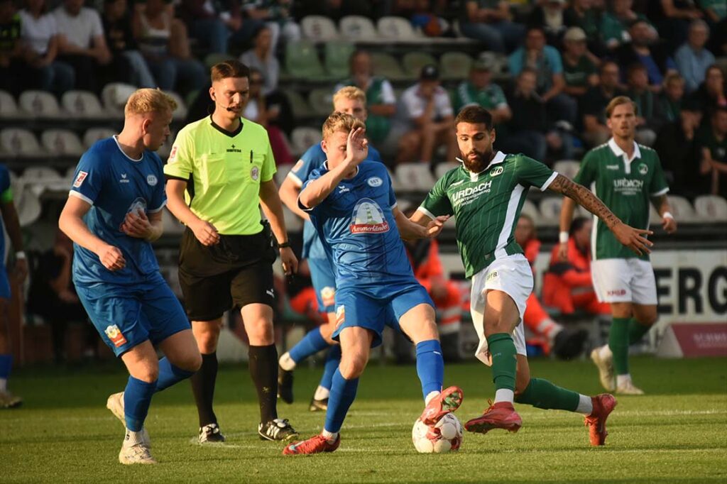 Mikail Polat (am Ball) und der VfB Lübeck bezwingen Drittliga-Absteiger Hannover 96 II mit einem Golden Goal. © 2025 Olaf Wegerich