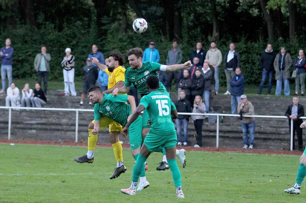 Mit Lukas Göttsch (weiße Armbinde) muss ein Defensiv-Eckpfeiler des TSV Klausdorf vorzeitig vom Feld. © 2025 Ismail Yesilyurt