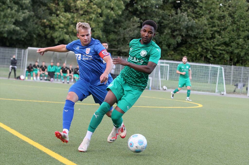 Mohammed Mahmud (TSV Klausdorf) am Ball gegen Tim Asmussen (TSV Friedrichsberg). © 2025 Ismail Yesilyurt