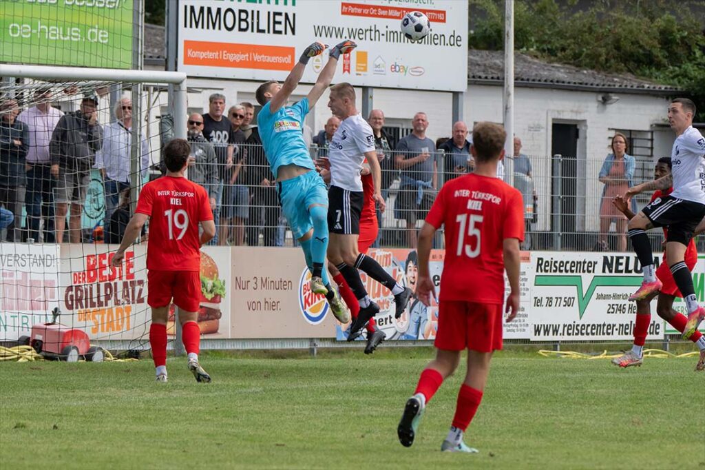 Niklas Krause, starker Rückhalt von Inter Türkspor Kiel, bereinigt dieses Szene vor Marvin Wolf (Heider SV). © 2025 Volker Schlichting