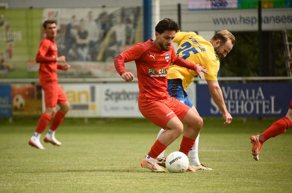 Ömer Sönmez (Inter Türkspor Kiel) gegen Jan-Marc Schneider (SV Todesfelde). © 2025 Olaf Wegerich
