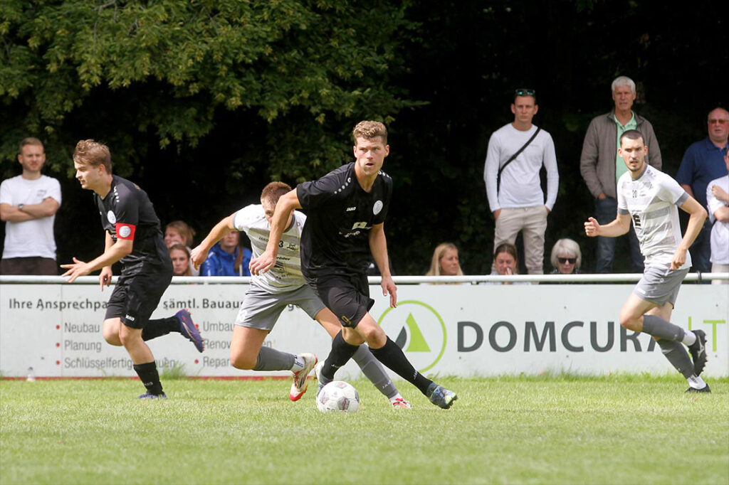 Ole Sellmer (Suchsdorfer SV) versucht Tempo in die Aktion zu bringen. © 2025 Ismail Yesilyurt