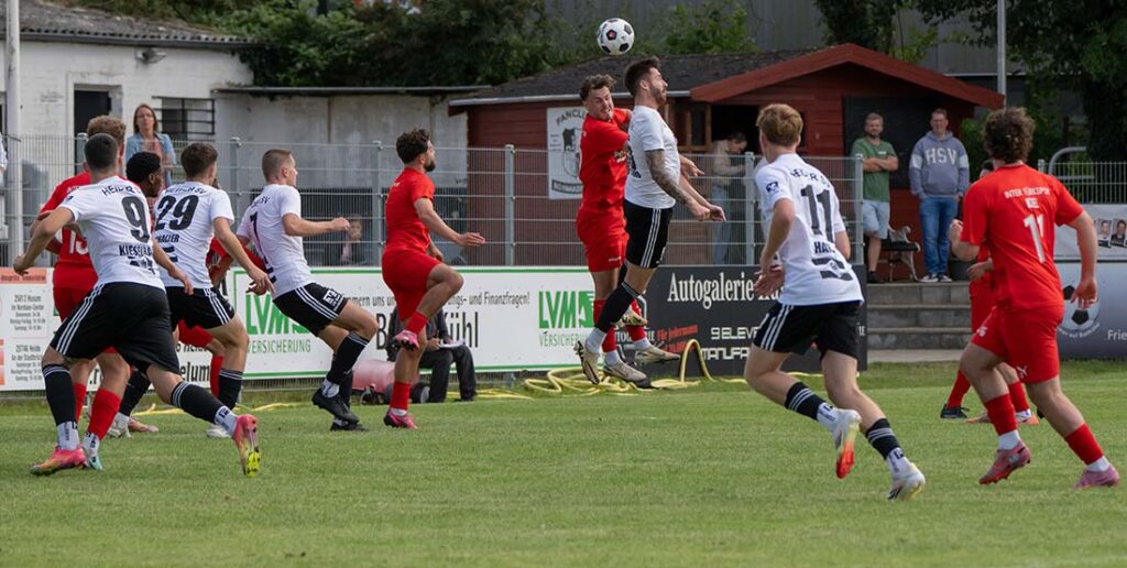 Patrick Storb (Heider SV), hier vor Moritz Haye (Inter Türkspor Kiel) per Kopfball, stürmt bei Standards mit. © 2025 Volker Schlichting