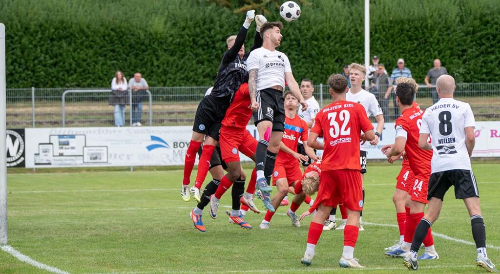 Patrick Storb (Heider SV) kommt nicht an den Ball. Keeper Lio Rothenhagen (Holstein Kiel II) boxt das Leder aus der Gefahrenzone. © 2025 Volker Schlichting