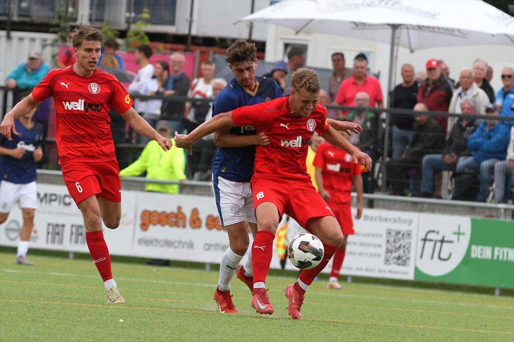 Paul Meseberg (Kilia Kiel) schirmt den Ball vor Jordan Winter (Holstein Kiel II) ab. © 2025 Ismail Yesilyurt